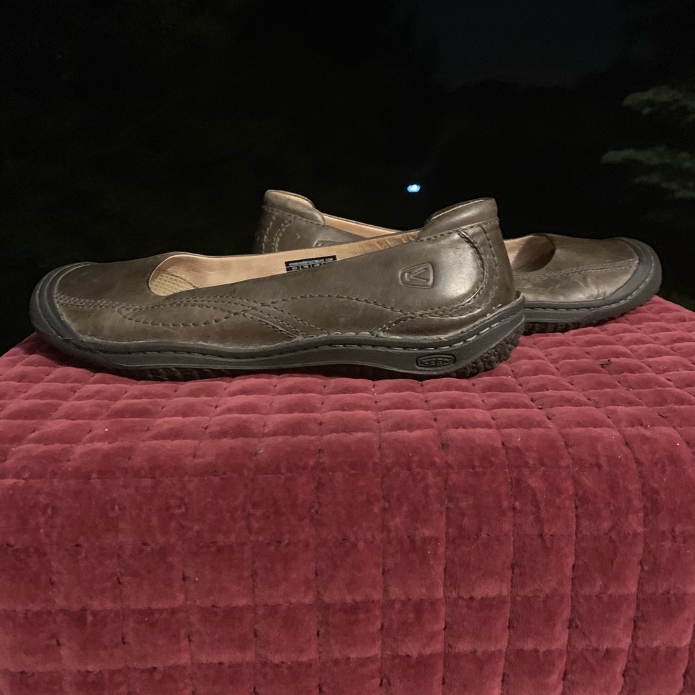 KEEN leather flats in EXCELLENT used condition
